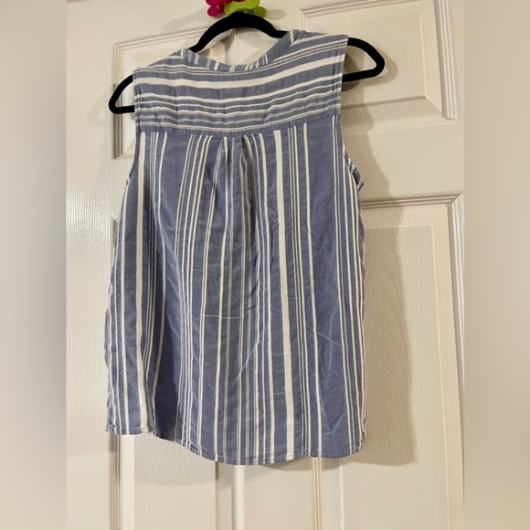 FREE w/bundle🙃 GAPSleeveless Blouse, size L (fits like a medium in the chest) - Picture 4 of 6